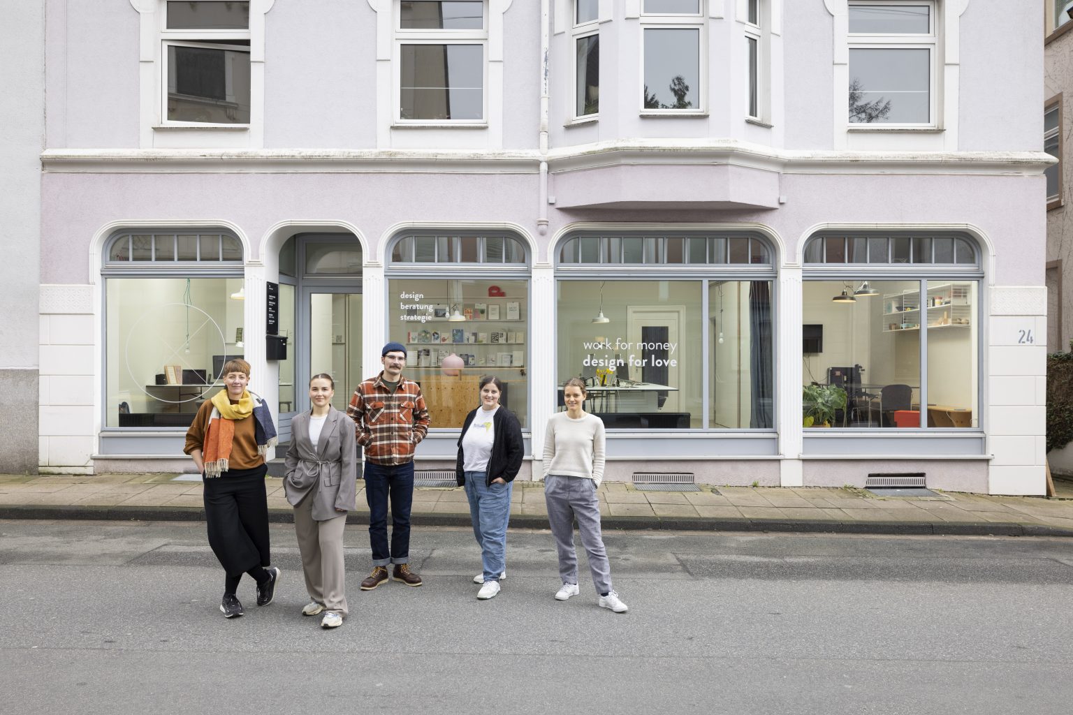 Teamfoto vor der Agentur
