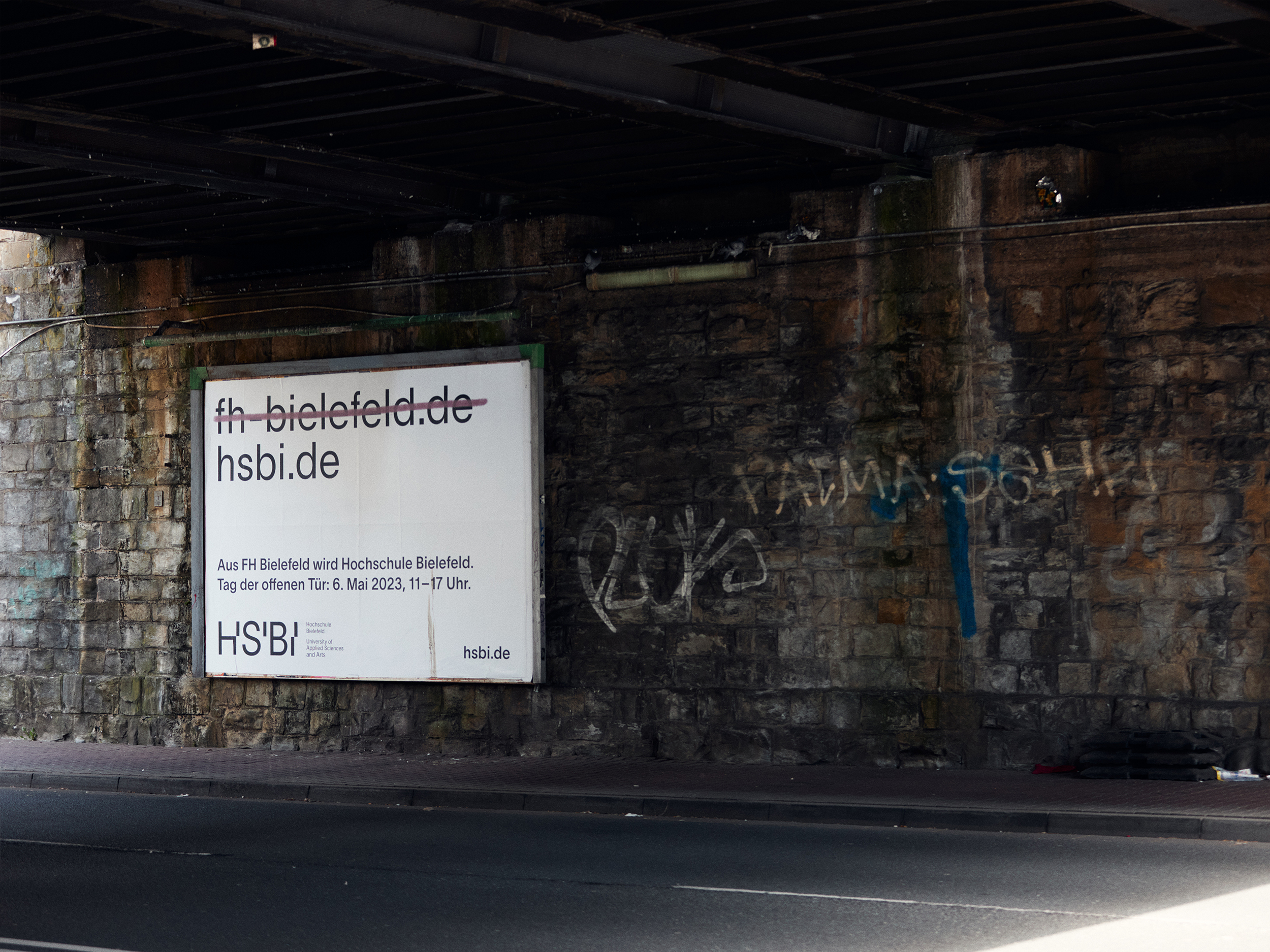 Werbetafel in Unterführung