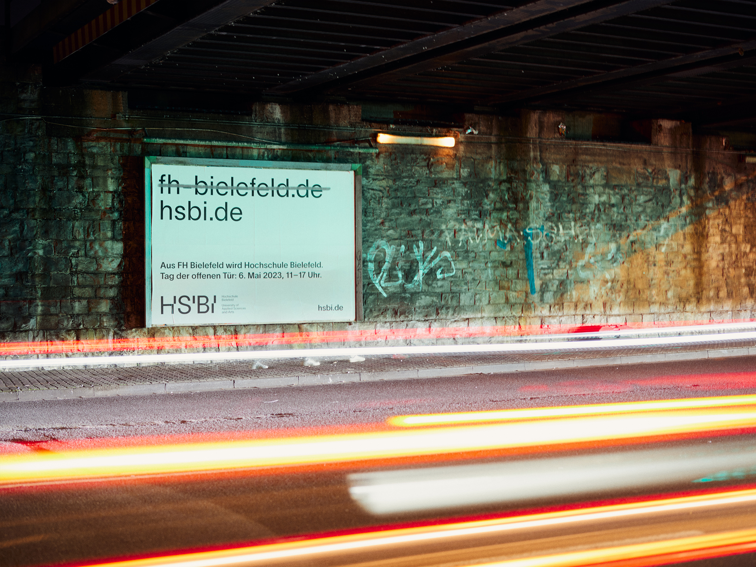 Werbetafel in Unterführung