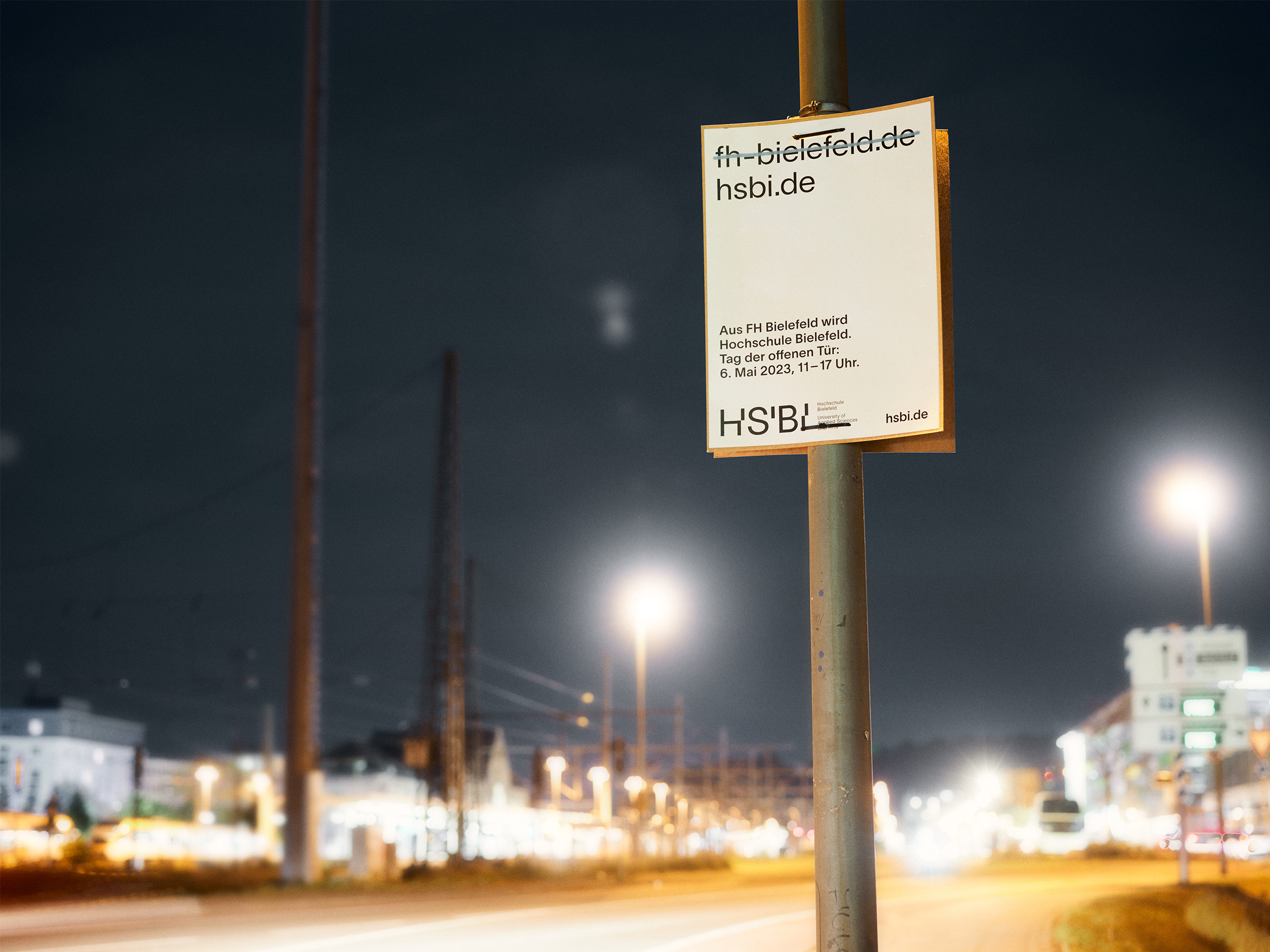 Plakat an Laternenmast