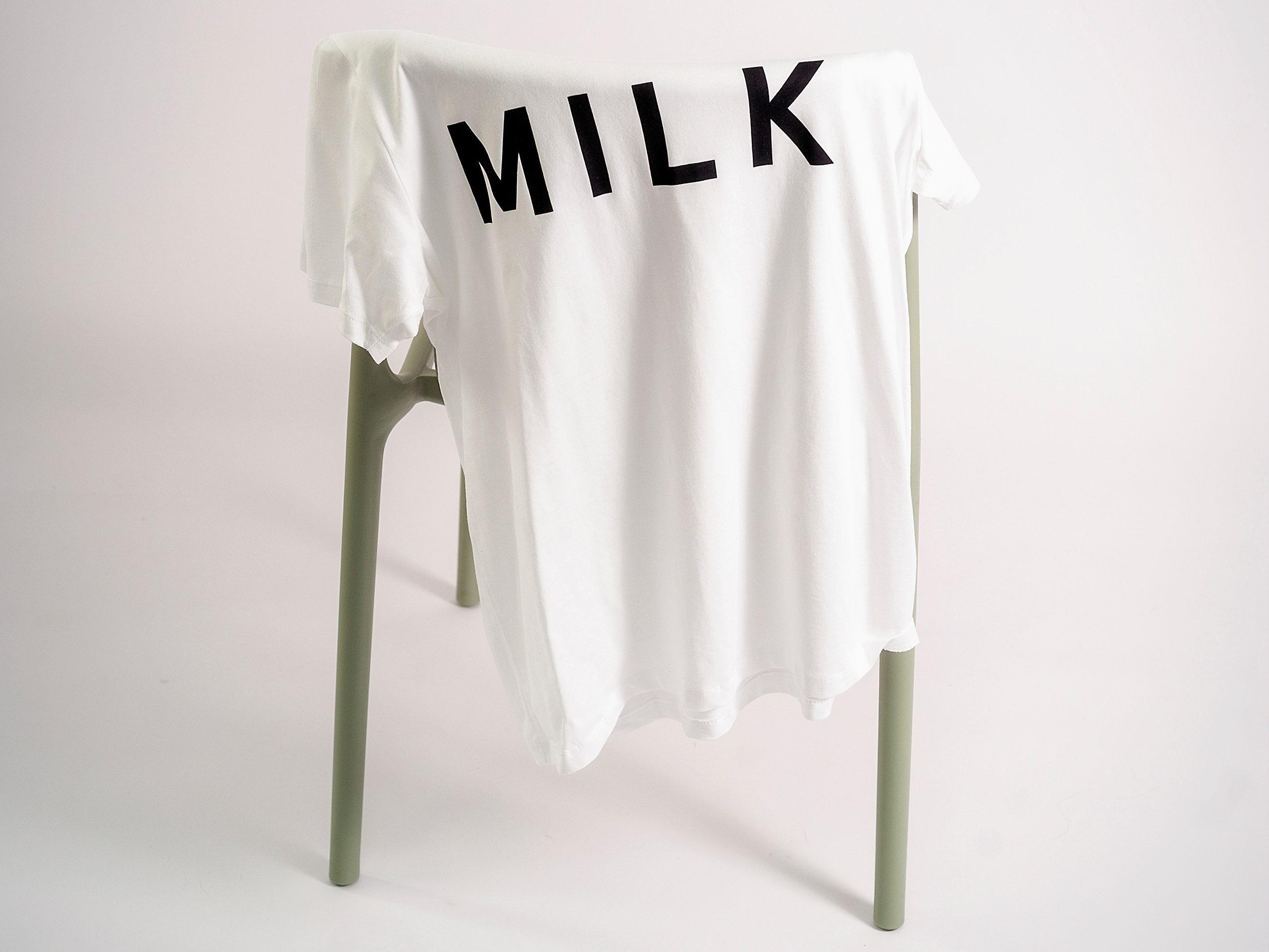 T-Shirt über Stuhl