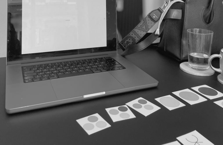 Schreibtisch mit Laptop und Farbkarten