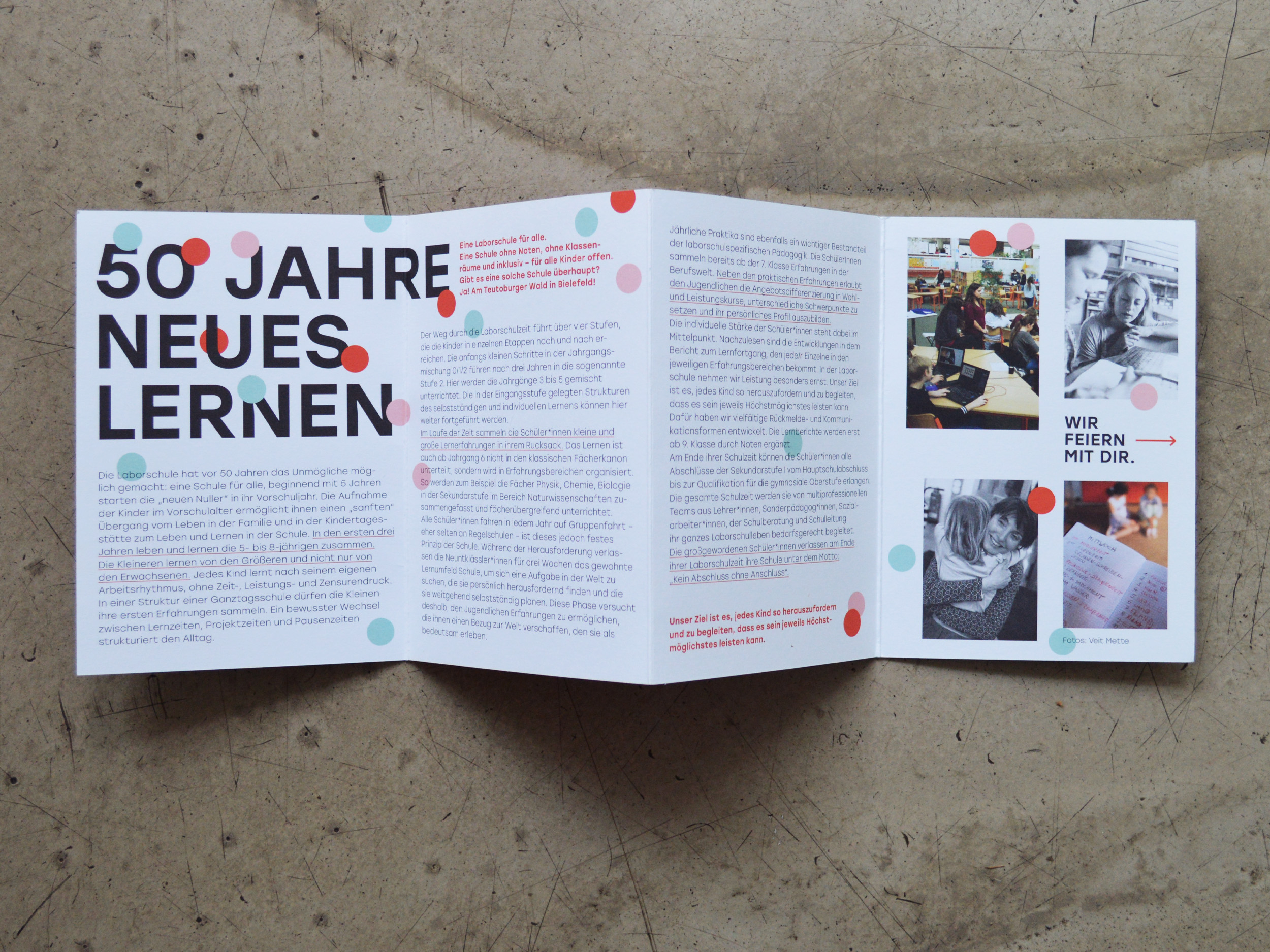 Aufgeklappter Info- und Eventflyer