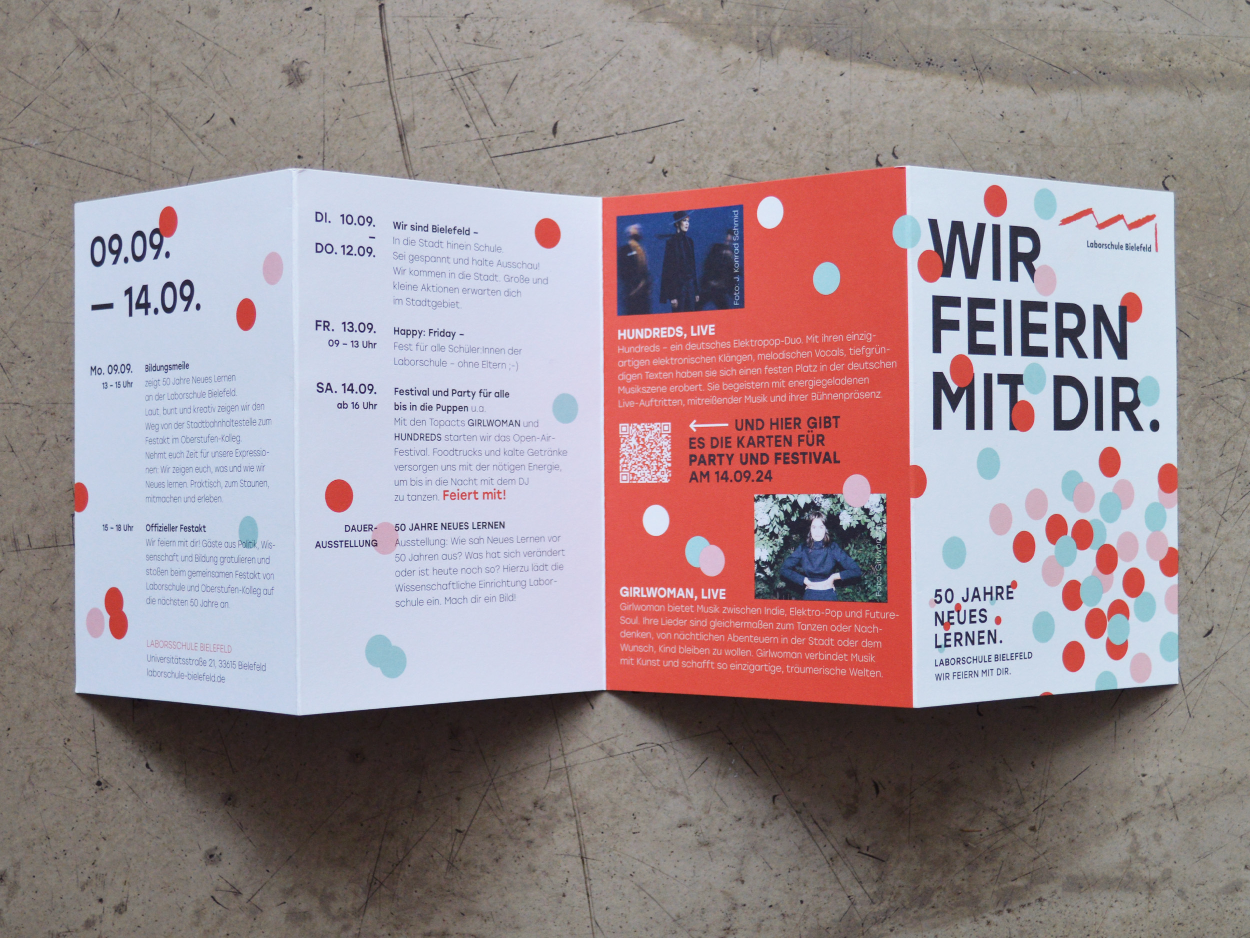 Aufgeklappter Info- und Eventflyer