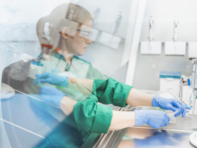 Bild mit einer Frau mit Handschuhe in einem Labor