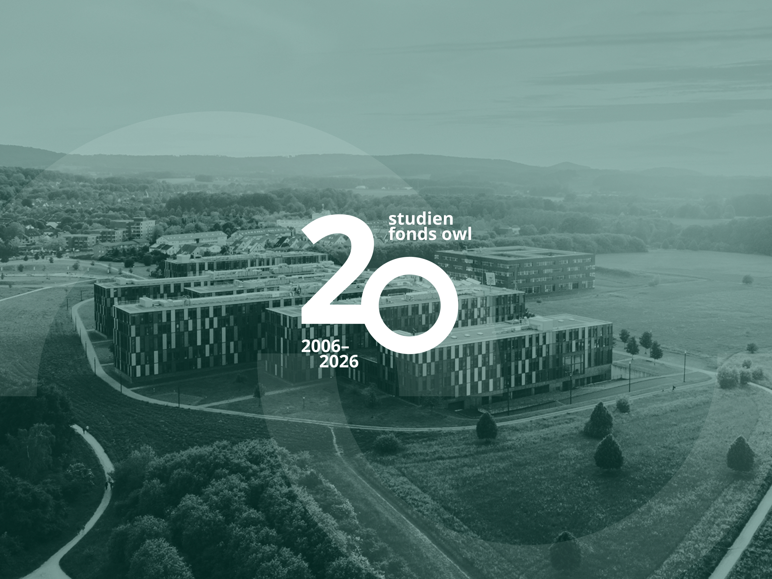 Studienfonds OWL Juebilaeumslogo (20 Jahre) mit Luftbildaufnahme der Hochschule Bielefeld im Hintergrund.