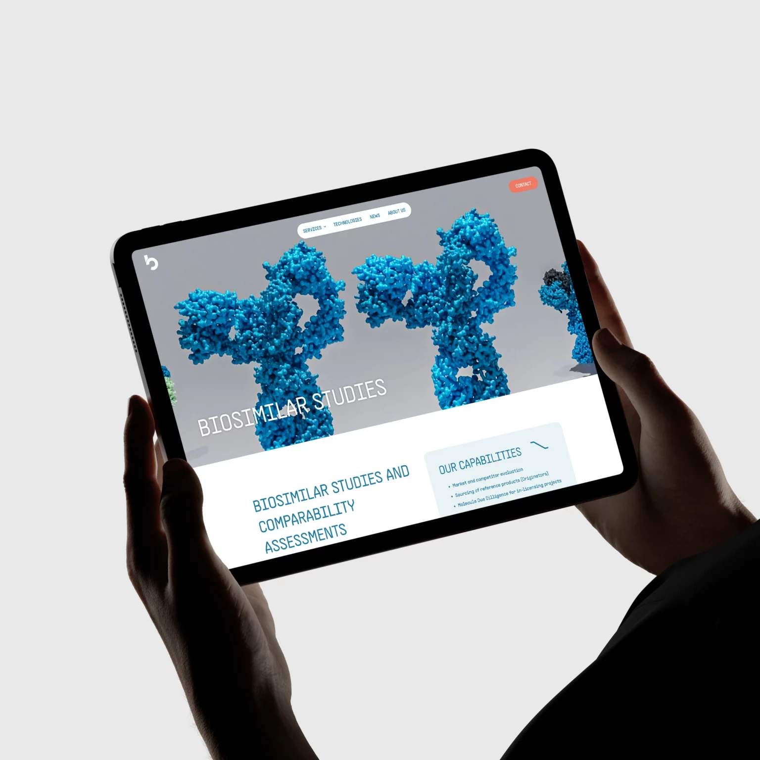 Mensch hält die neue website von der Firma Biofidus auf einen Tablet in der Hand